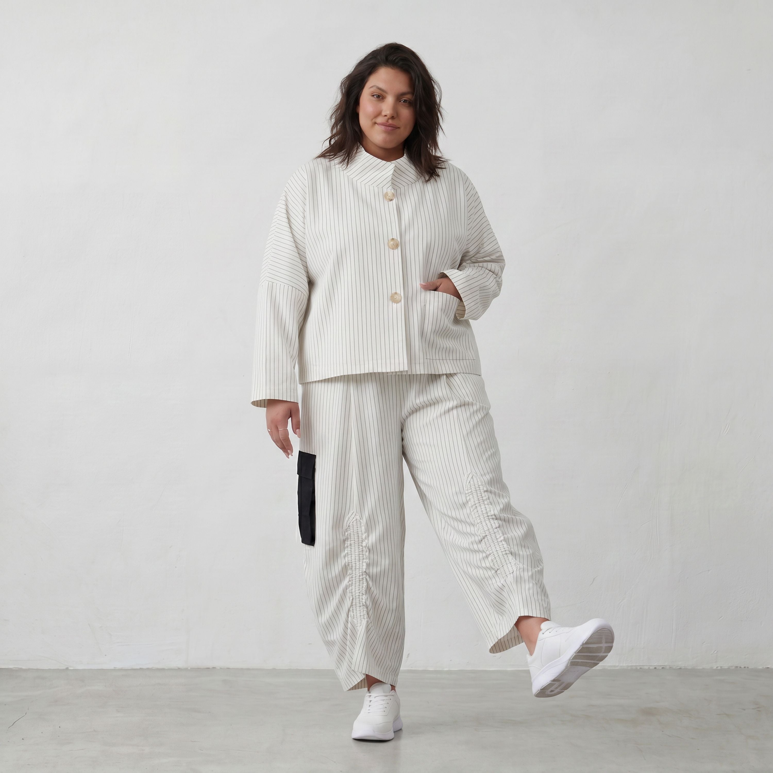 Kastige Bengaline Jacke in Weiß/Schwarz mit 3/4-Arm Stehkragen und praktischen Taschen