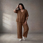 Braune Leinenhose leger Oversize zeitlos Look mit Elastikbund und feinen Strickdetails