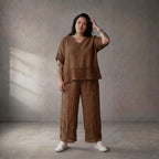 Braune Leinenhose leger Oversize zeitlos Look mit Elastikbund und feinen Strickdetails