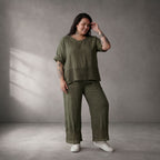 Zeitlose Khaki Leinenhose im entspannten Lagenlook mit besonderem Strickdetail Oversize