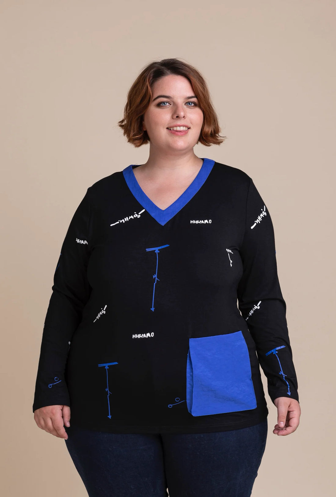  Legeres Oversize-Shirt mit V-Ausschnitt in Schwarz-Blau-Weiß und bunten Taschen für Herbst/Winter