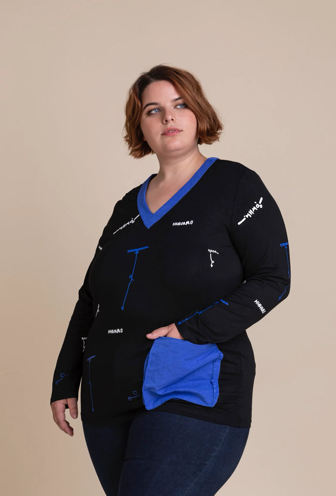  Legeres Oversize-Shirt mit V-Ausschnitt in Schwarz-Blau-Weiß und bunten Taschen für Herbst/Winter