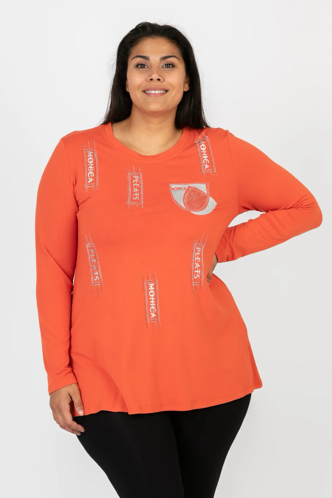  Elegantes Shirt in Orange mit funkelndem Strassschriftzug, weich und bequem aus Viskose, ideal für Curvy Mode