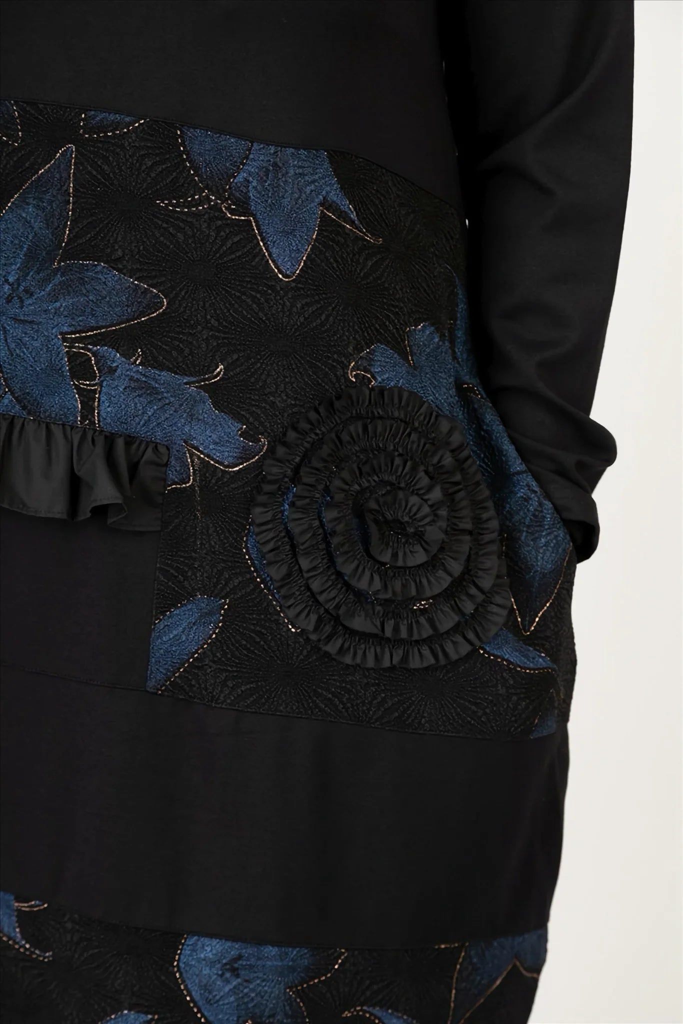  Kleid von Pomme Rouge aus Viskose in gerader Form, C6623, Schwarz-Blau, Blumen, Schick