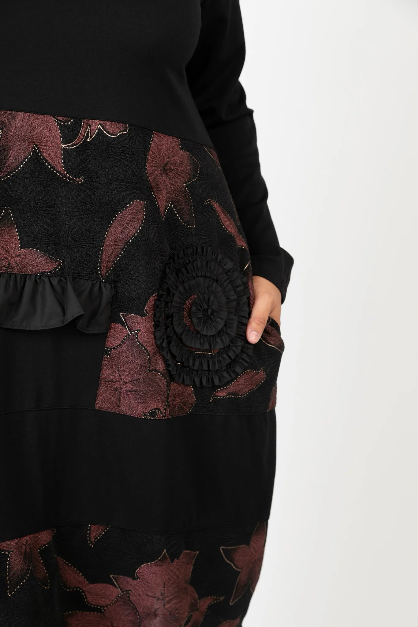  Pomme Rouge Kleid in gerader Form, aus Viskose, C6623, Schwarz-Rot, Blumen, Schick