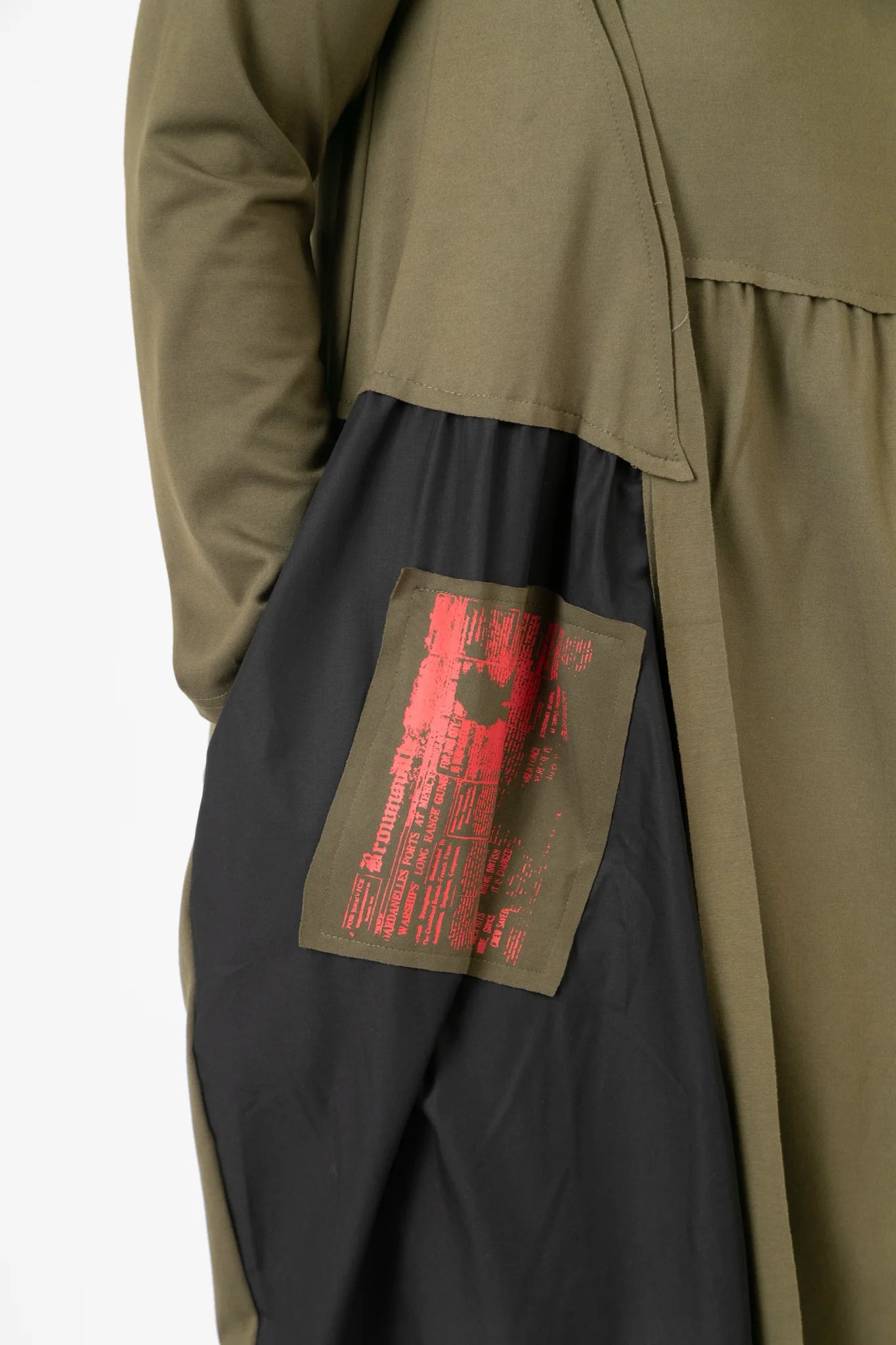  Kleid von Pomme Rouge aus Viskose in gerader Form, C6637, Khaki-Multi, Muster, Ausgefallen