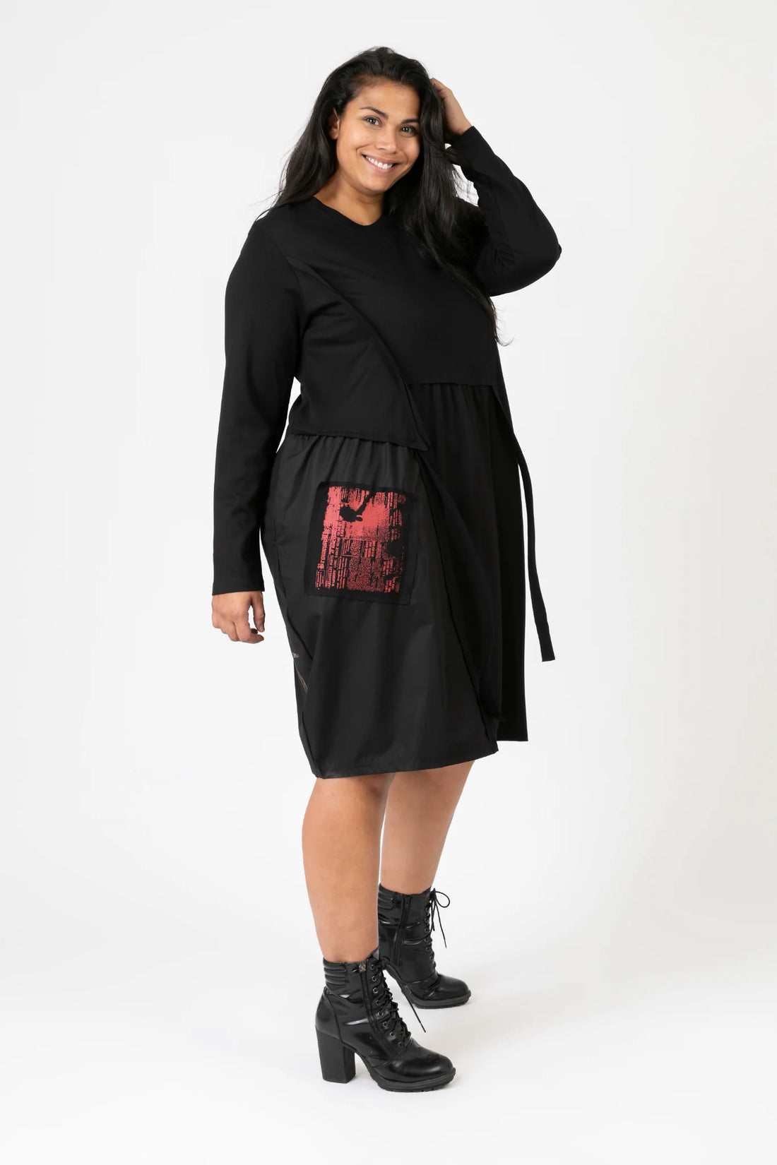  Kleid von Pomme Rouge aus Viskose in gerader Form, C6637, Schwarz-Multi, Schick, Modern