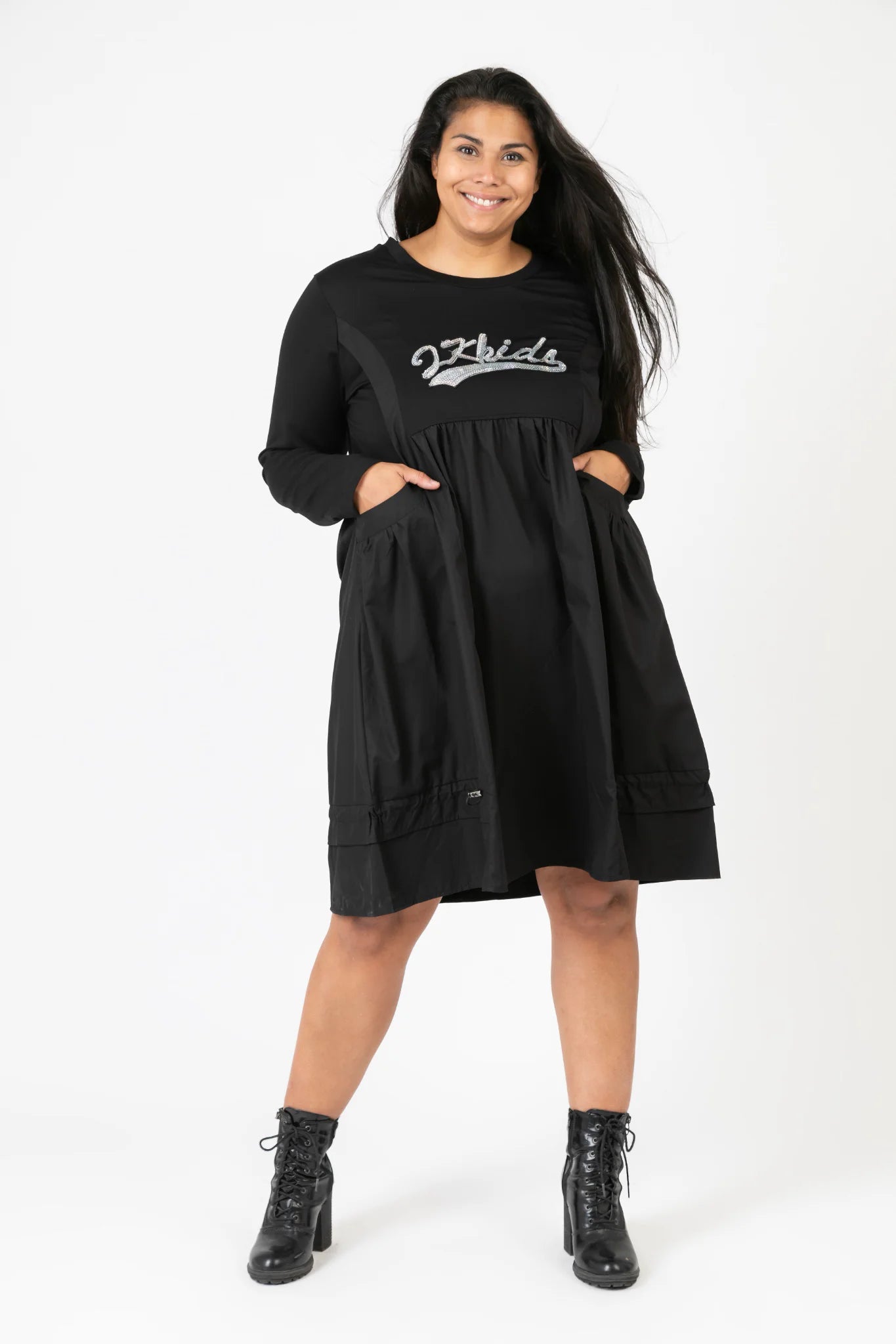  Pomme Rouge Kleid in gerader Form, aus Viskose, C6652, Schwarz-Silber, Buchstaben, Schick