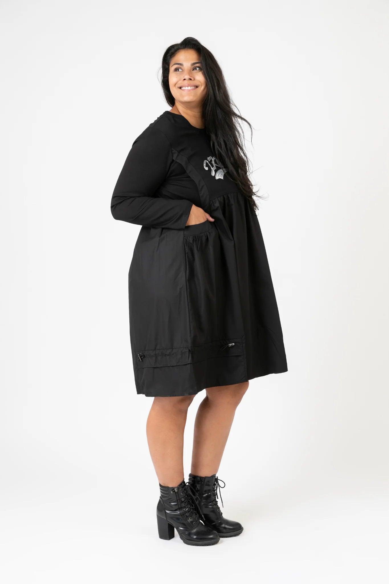  Pomme Rouge Kleid in gerader Form, aus Viskose, C6652, Schwarz-Silber, Buchstaben, Schick