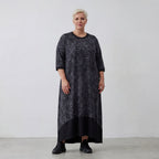 Kleid dunkel im Zebralook aus Travellerjersey mit 3/4-Ärmeln geradem Schnitt und Taschen
