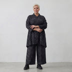 Jacke in A-Form aus dunkelgrau schwarzem Travellermaterial mit Zebraprint Stehkragen