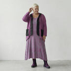 Fein gestrickte, luftig leichte Lagenlook Jacke im modernen Oversize Stil mit Memorytaft Details, Beere/Schwarz