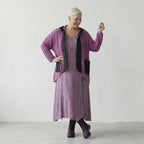Fein gestrickte, luftig leichte Lagenlook Jacke im modernen Oversize Stil mit Memorytaft Details, Beere/Schwarz