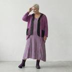 Fein gestrickte, luftig leichte Lagenlook Jacke im modernen Oversize Stil mit Memorytaft Details, Beere/Schwarz