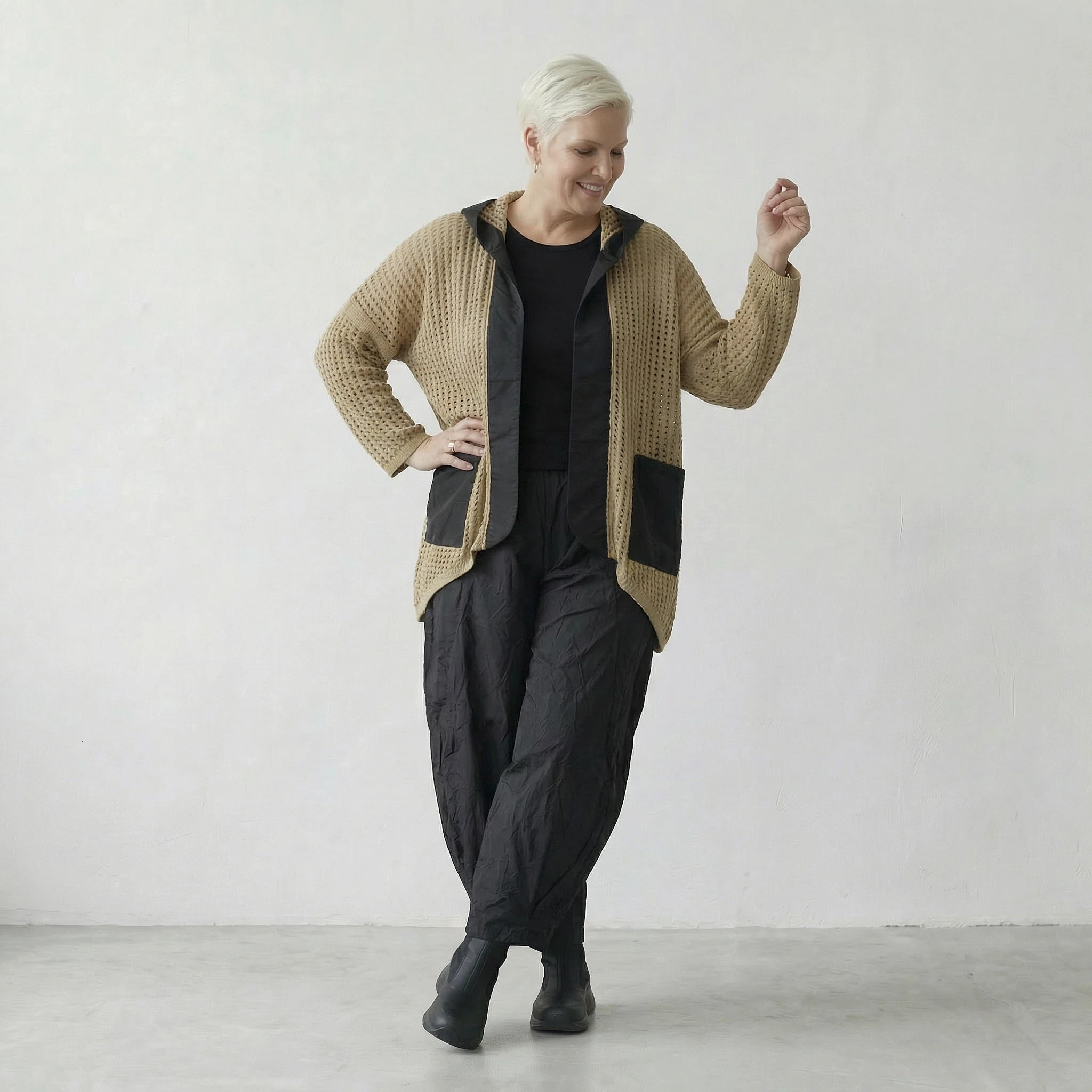 Fein gestrickte leichte Lagenlook Jacke im Oversize Stil mit Schalkragen und Memorytaft, Sand/Schwarz