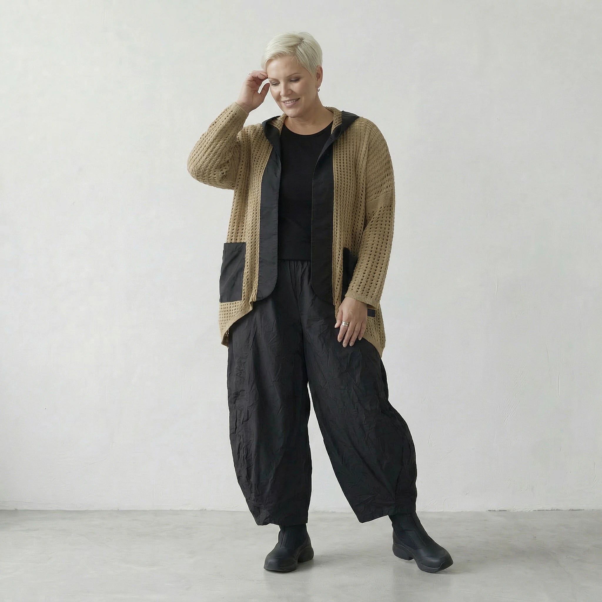 Fein gestrickte leichte Lagenlook Jacke im Oversize Stil mit Schalkragen und Memorytaft, Sand/Schwarz