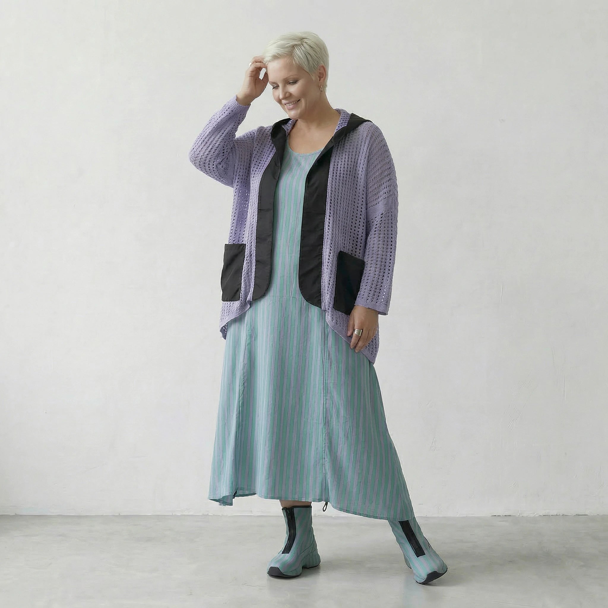 Fein gestrickte Lagenlook Jacke aus Baumwolle mit ausgefallener Lochstruktur und Memorytaft, Flieder/Schwarz
