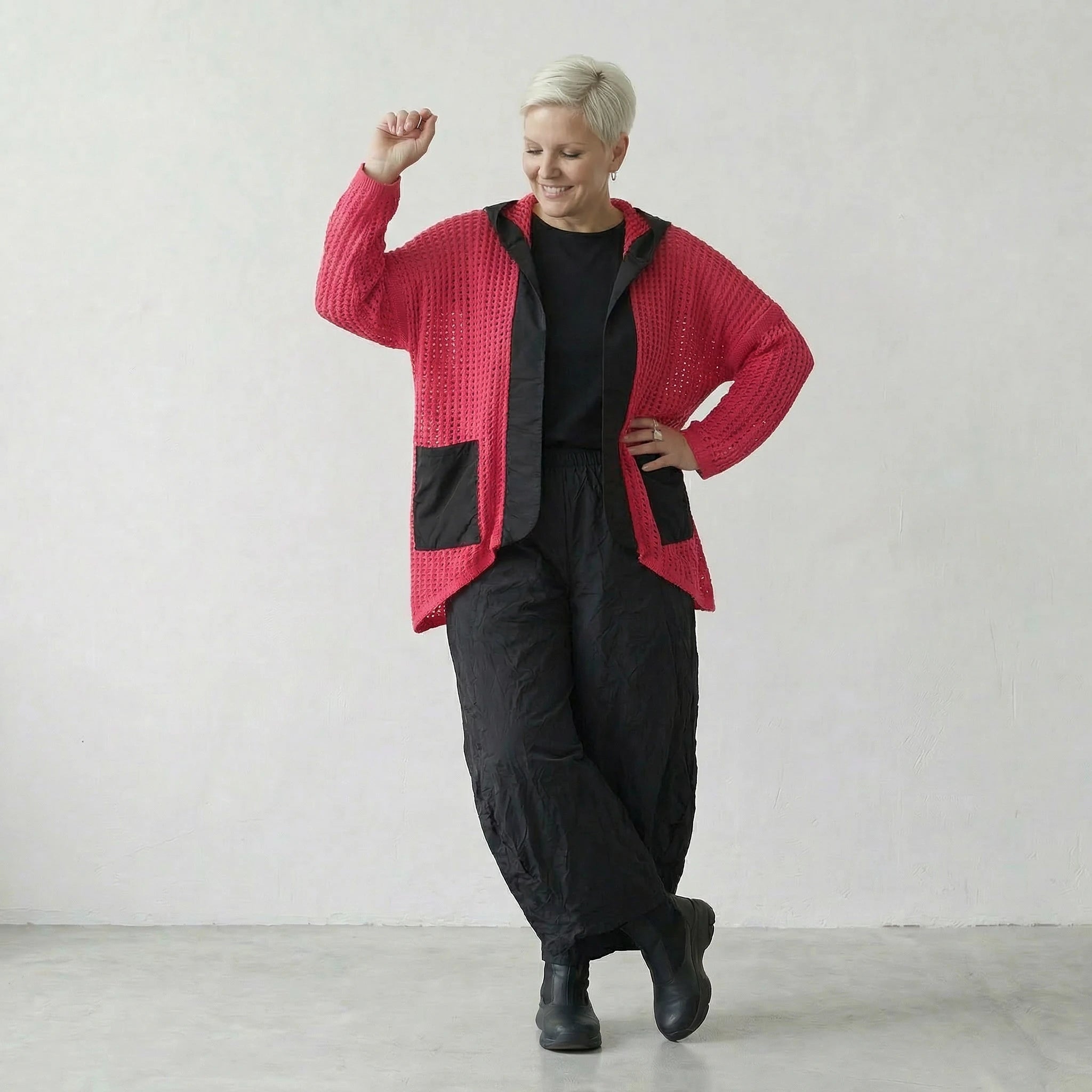 Zeitlos leichte Strickjacke im ausgefallenen Lagenlook mit luftigem Schalkragen und feiner Struktur, Fuchsia/Schwarz