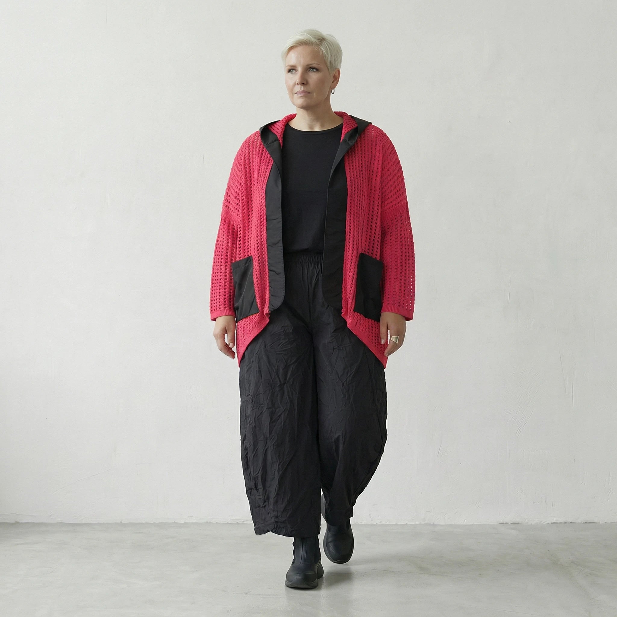 Zeitlos leichte Strickjacke im ausgefallenen Lagenlook mit luftigem Schalkragen und feiner Struktur, Fuchsia/Schwarz