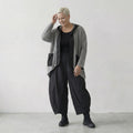Luftig gestrickte Oversize Jacke im Lagenlook mit feiner Lochstruktur und Memorytaft, Grau/Schwarz