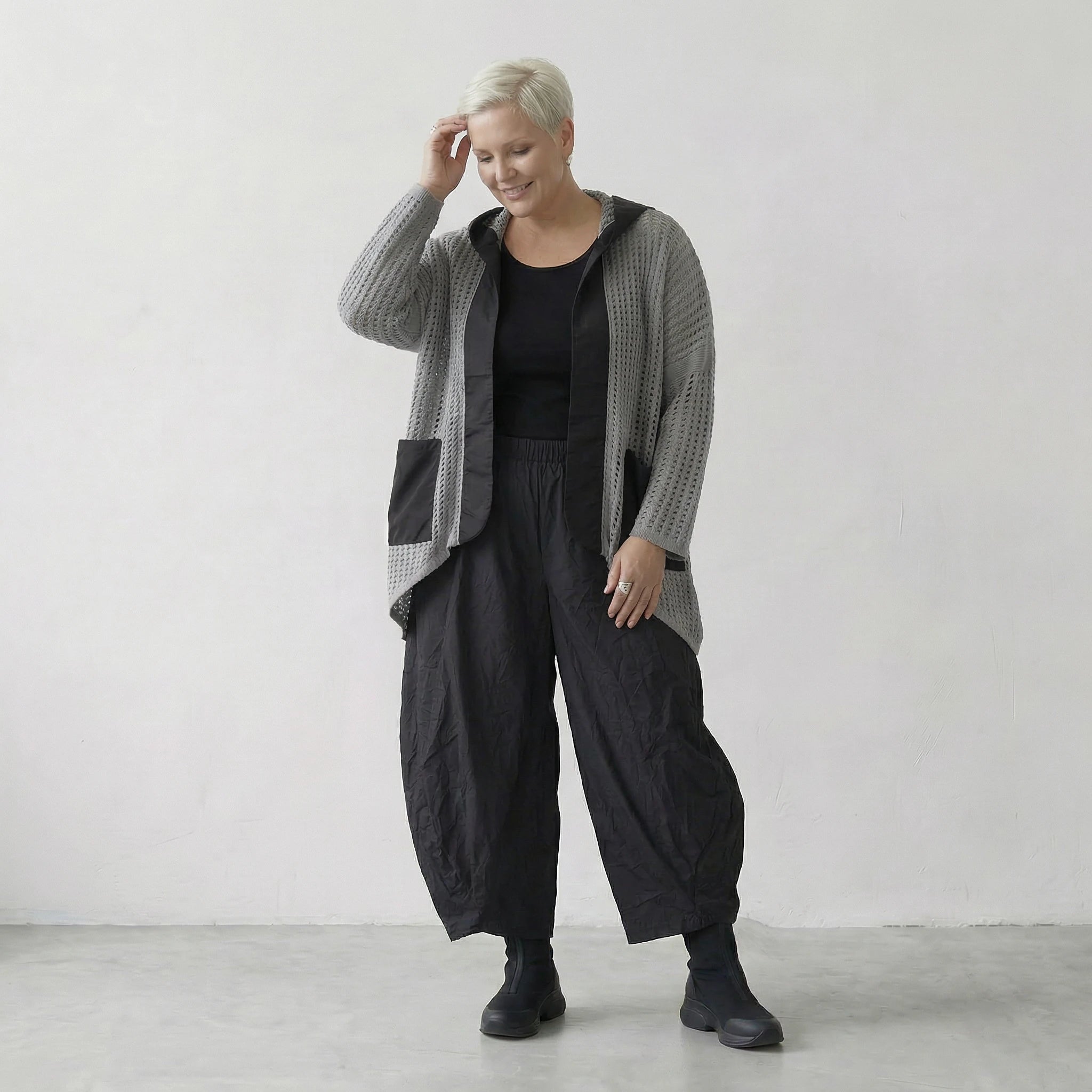 Luftig gestrickte Oversize Jacke im Lagenlook mit feiner Lochstruktur und Memorytaft, Grau/Schwarz