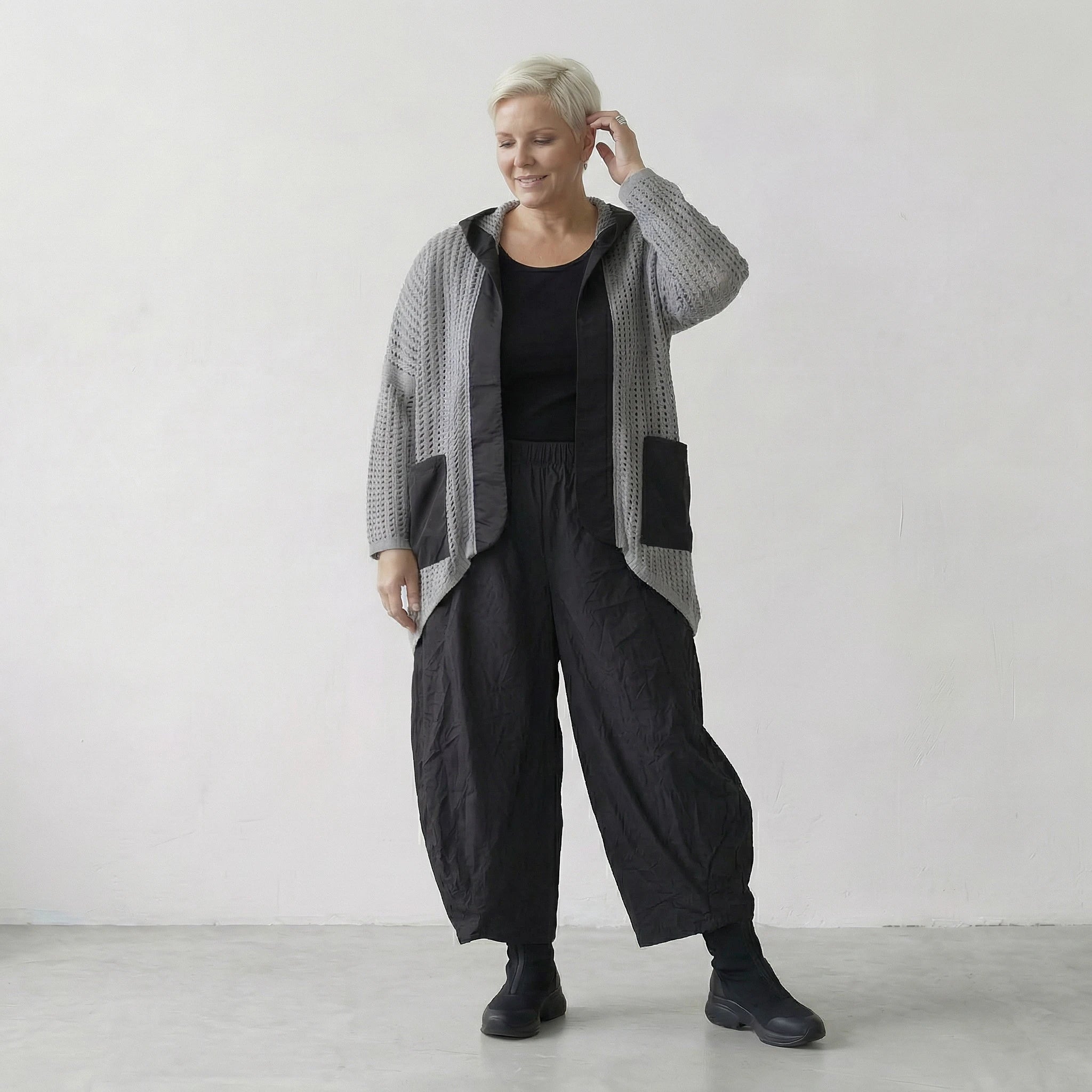 Luftig gestrickte Oversize Jacke im Lagenlook mit feiner Lochstruktur und Memorytaft, Grau/Schwarz