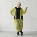 Stilvolle Lagenlook Oversize Jacke aus feinem Baumwollstrick mit Memorytaft und Schalkragen, Lime/Schwarz