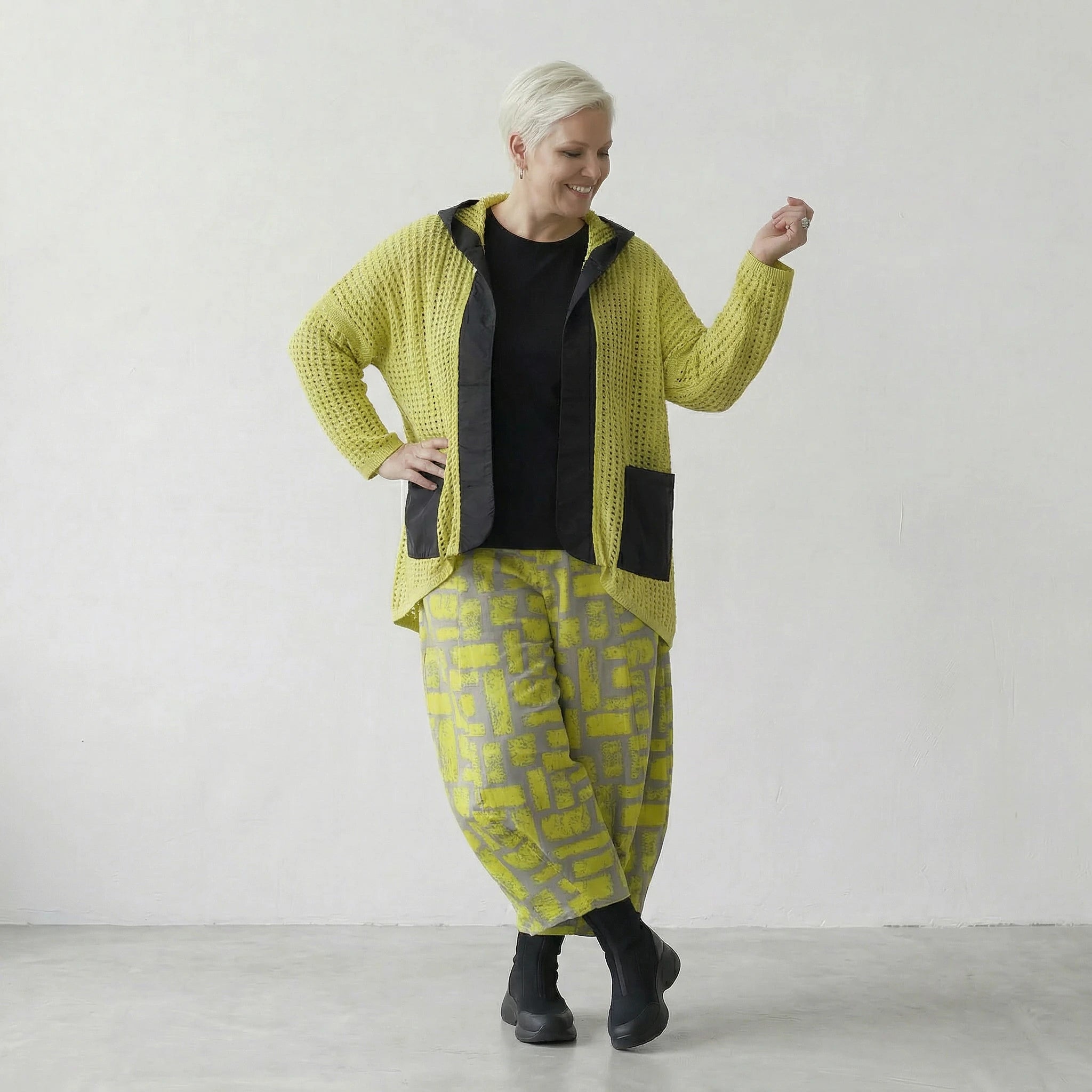 Stilvolle Lagenlook Oversize Jacke aus feinem Baumwollstrick mit Memorytaft und Schalkragen, Lime/Schwarz