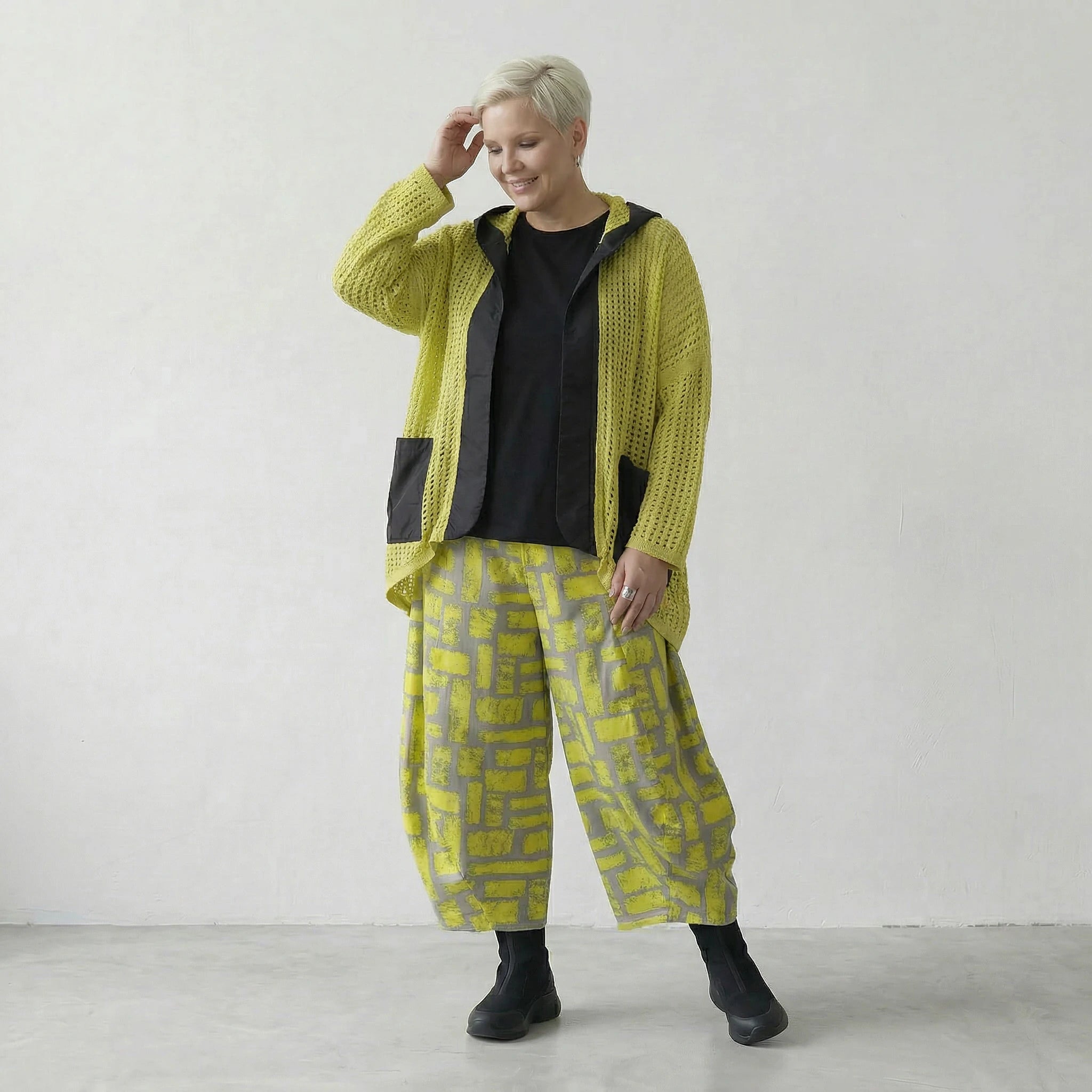 Stilvolle Lagenlook Oversize Jacke aus feinem Baumwollstrick mit Memorytaft und Schalkragen, Lime/Schwarz