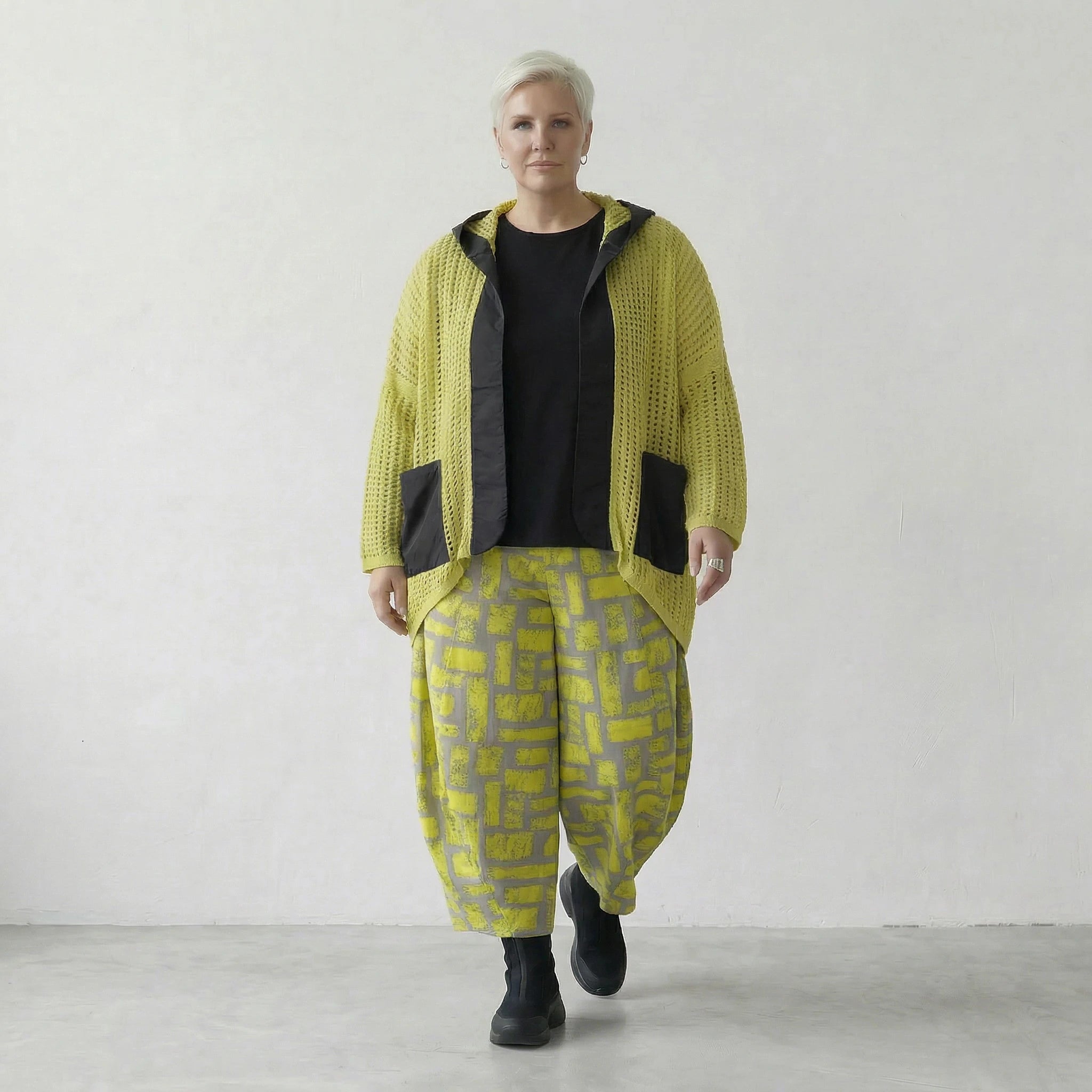 Stilvolle Lagenlook Oversize Jacke aus feinem Baumwollstrick mit Memorytaft und Schalkragen, Lime/Schwarz
