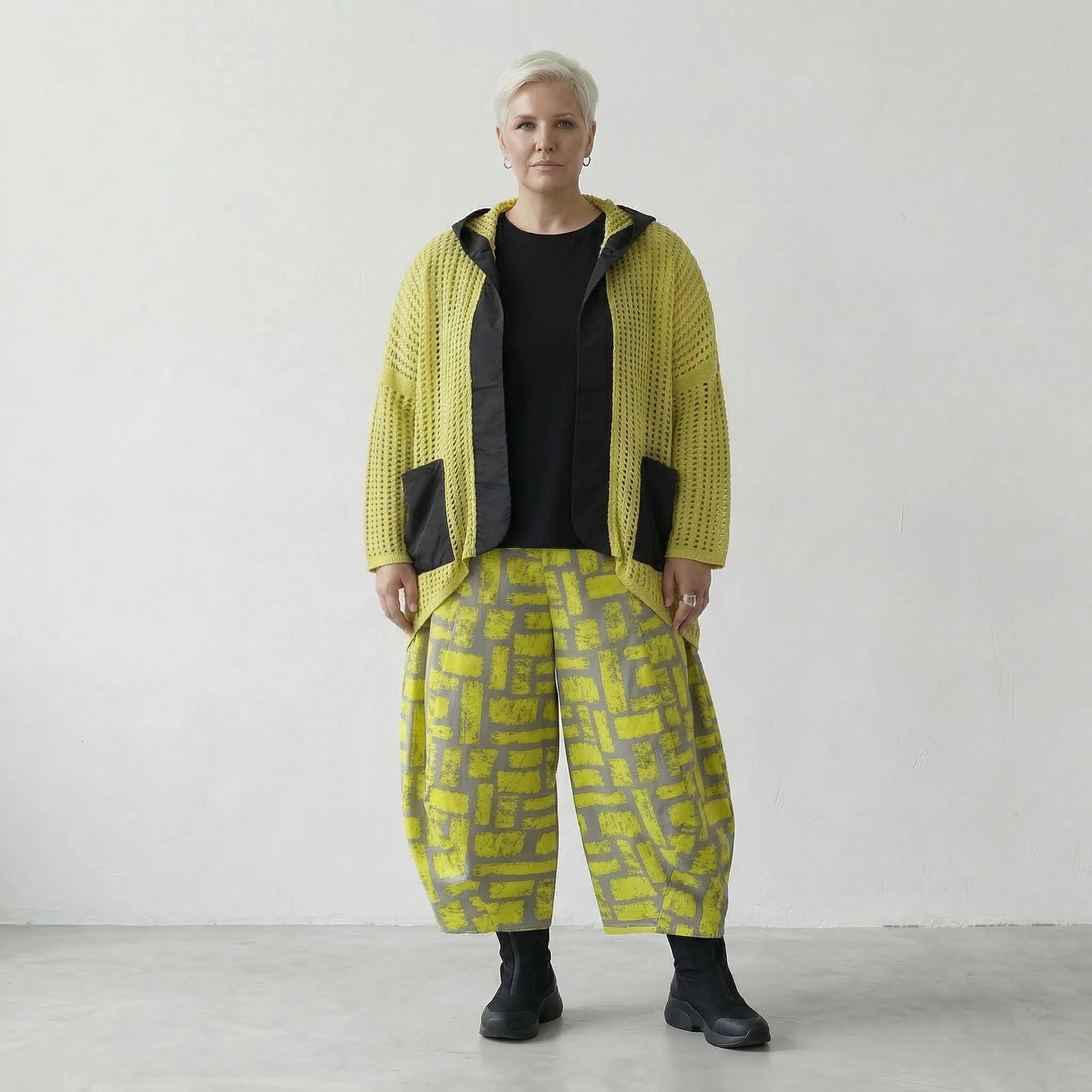 Stilvolle Lagenlook Oversize Jacke aus feinem Baumwollstrick mit Memorytaft und Schalkragen, Lime/Schwarz