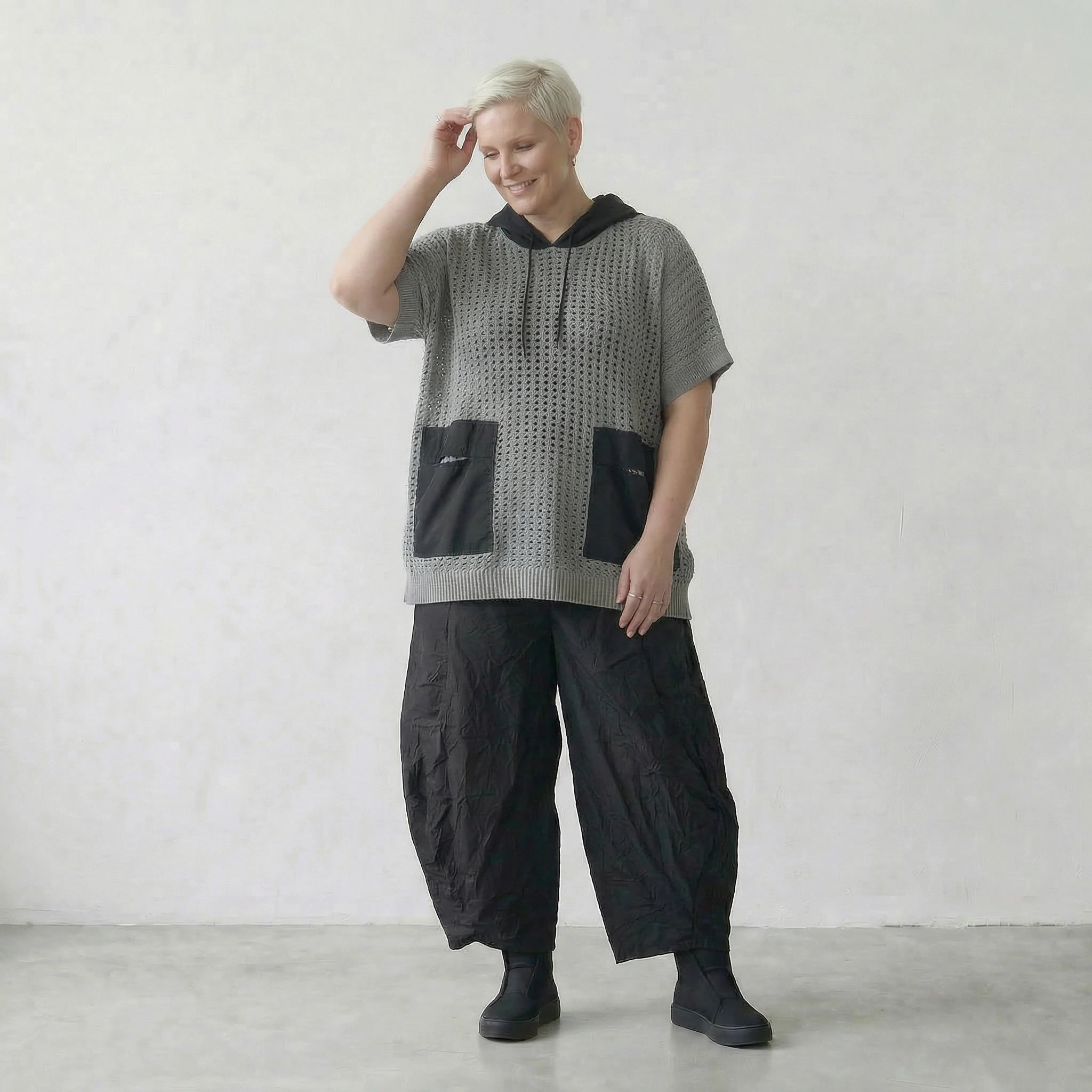 Ausgefallenes Oversize Shirt im Lagenlook aus feiner Baumwolle mit Kapuze, Taschen, Grau/Schwarz