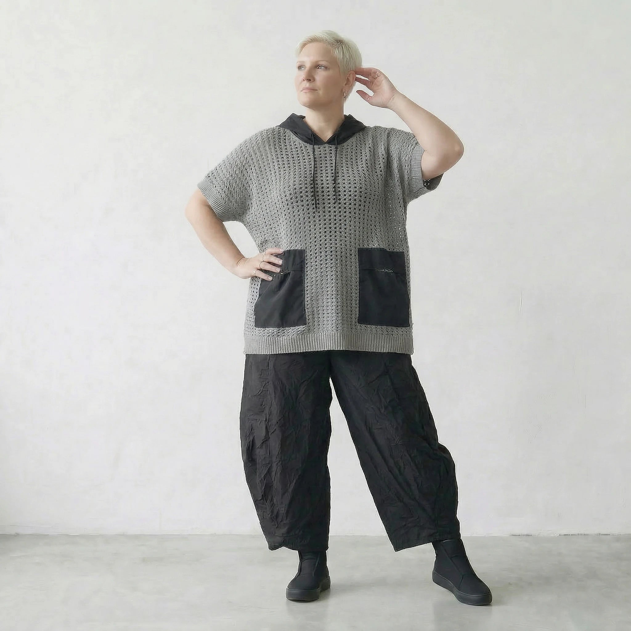 Ausgefallenes Oversize Shirt im Lagenlook aus feiner Baumwolle mit Kapuze, Taschen, Grau/Schwarz