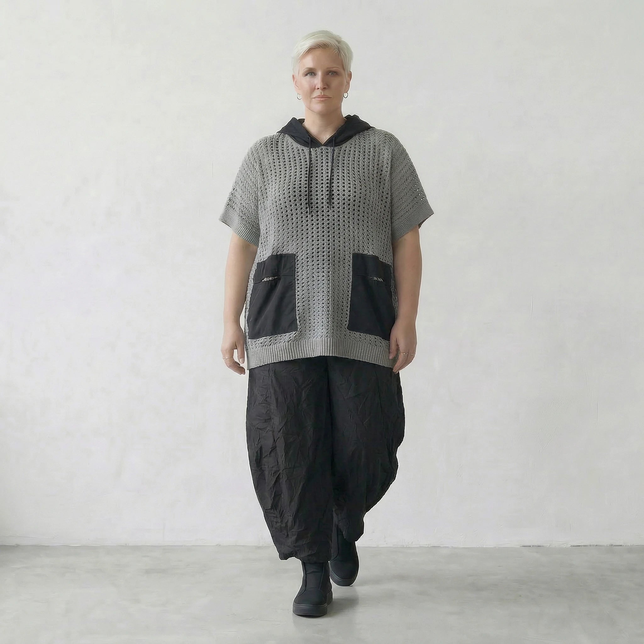 Ausgefallenes Oversize Shirt im Lagenlook aus feiner Baumwolle mit Kapuze, Taschen, Grau/Schwarz