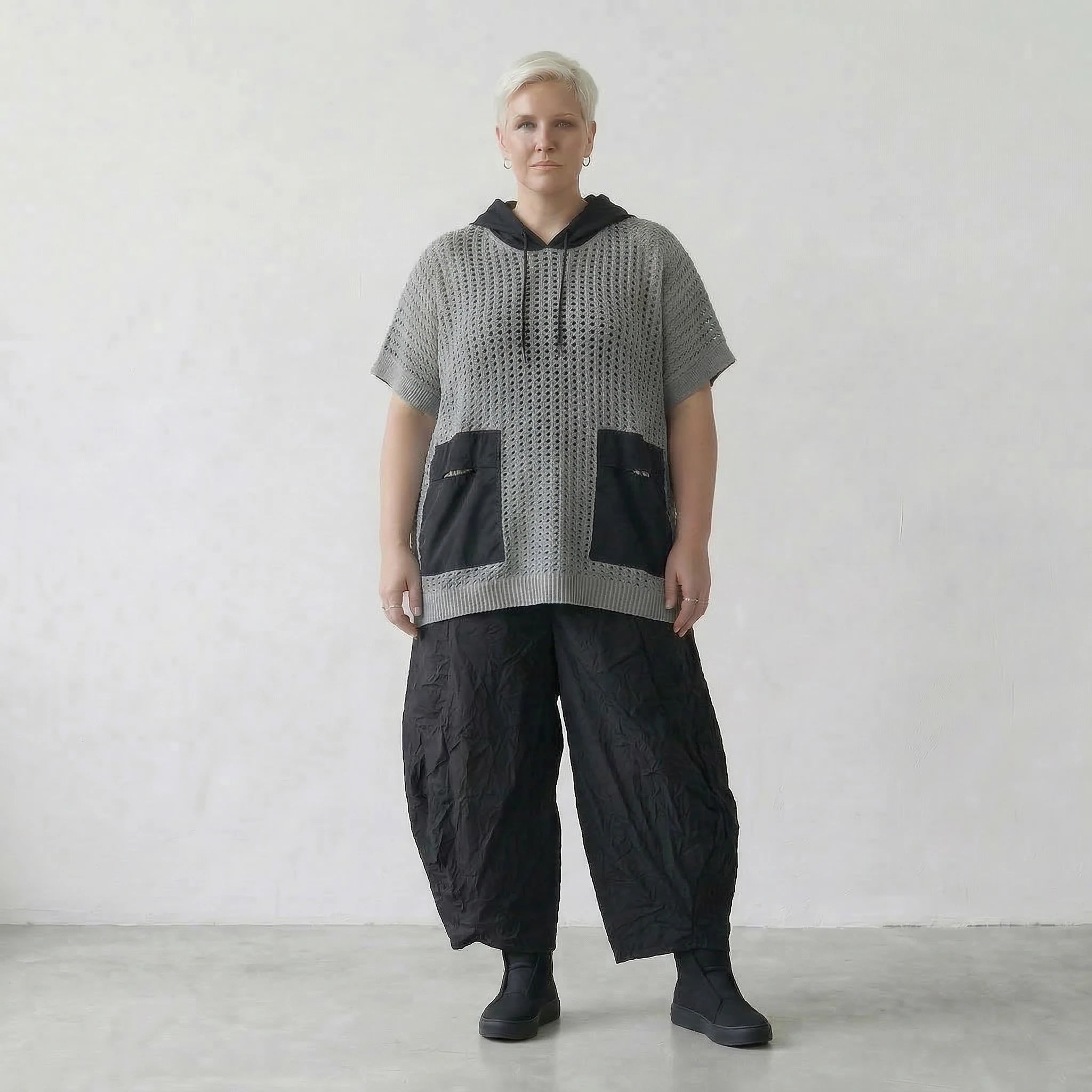 Ausgefallenes Oversize Shirt im Lagenlook aus feiner Baumwolle mit Kapuze, Taschen, Grau/Schwarz
