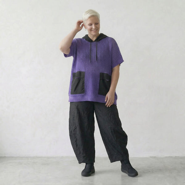 Stilvolles Oversize Shirt im Lagenlook aus feinem Baumwollstrick mit moderner Lochstruktur, Violett/Schwarz