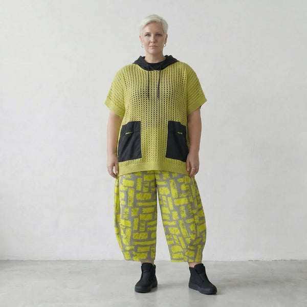 Zeitlos legeres Oversize Lagenlook Shirt aus feinem Baumwollstrick mit Kapuze, modern, Lime/Schwarz