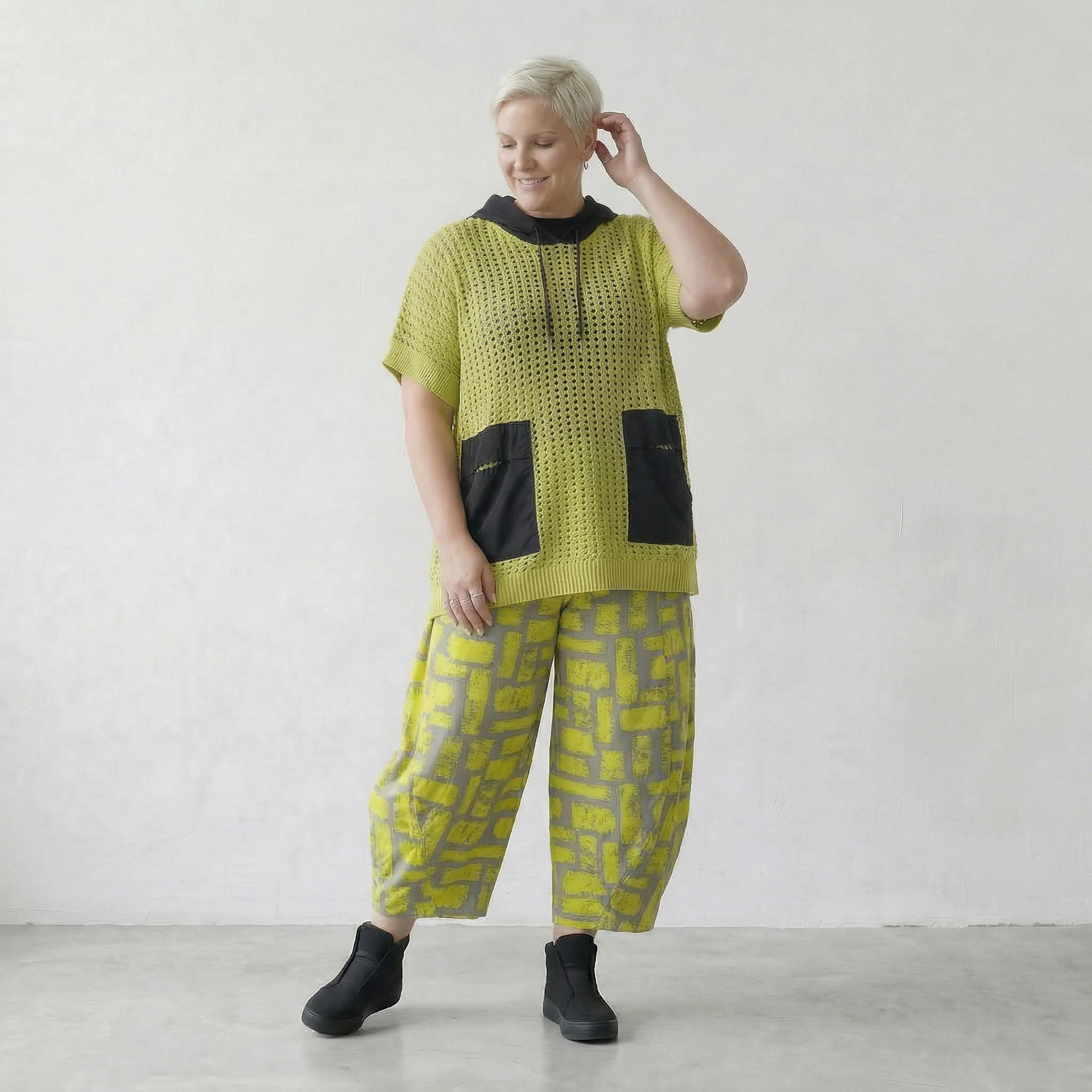 Zeitlos legeres Oversize Lagenlook Shirt aus feinem Baumwollstrick mit Kapuze, modern, Lime/Schwarz