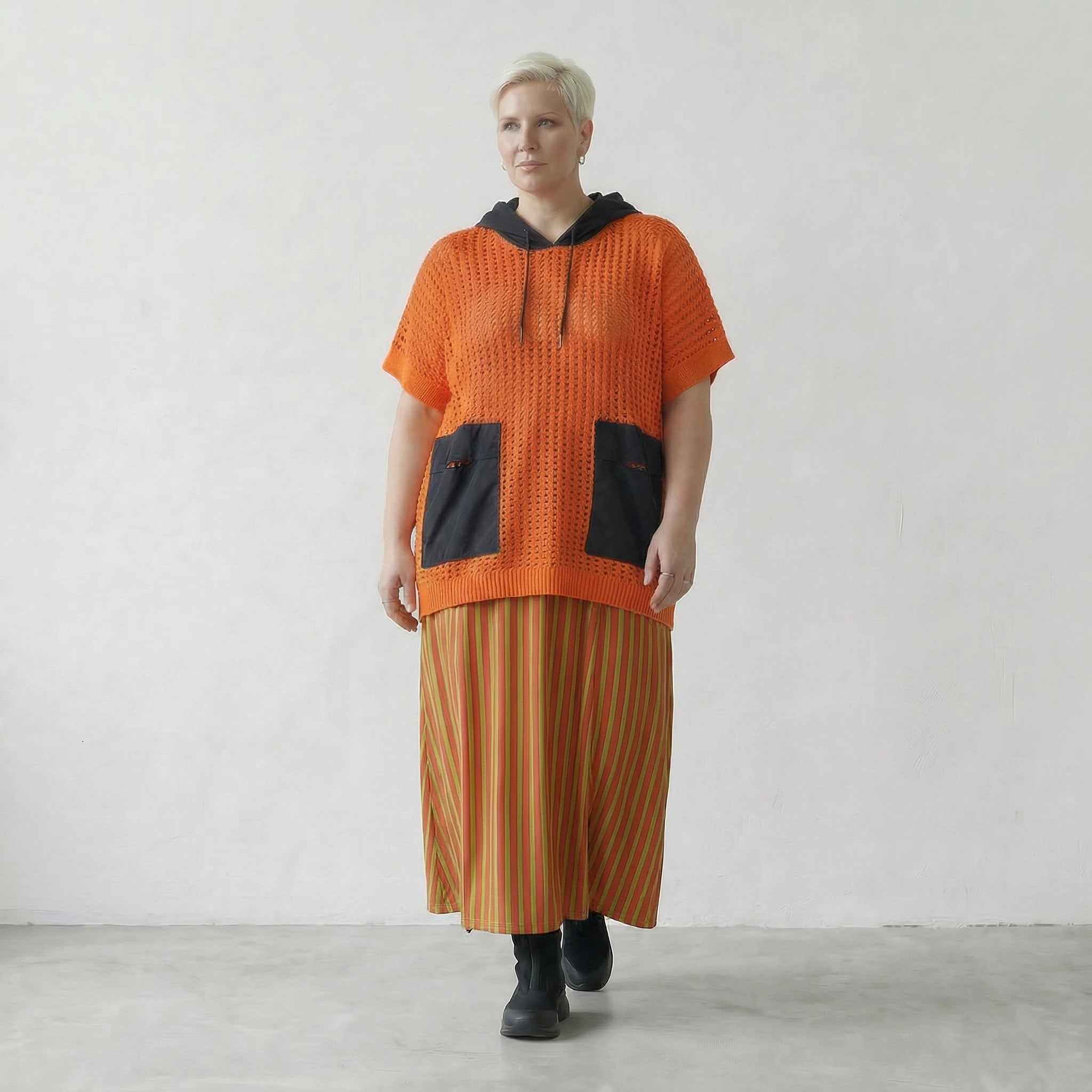 Zeitlos legeres Lagenlook Shirt aus feinem Baumwollstrick mit ausgefallener Lochstruktur, Orange/Schwarz