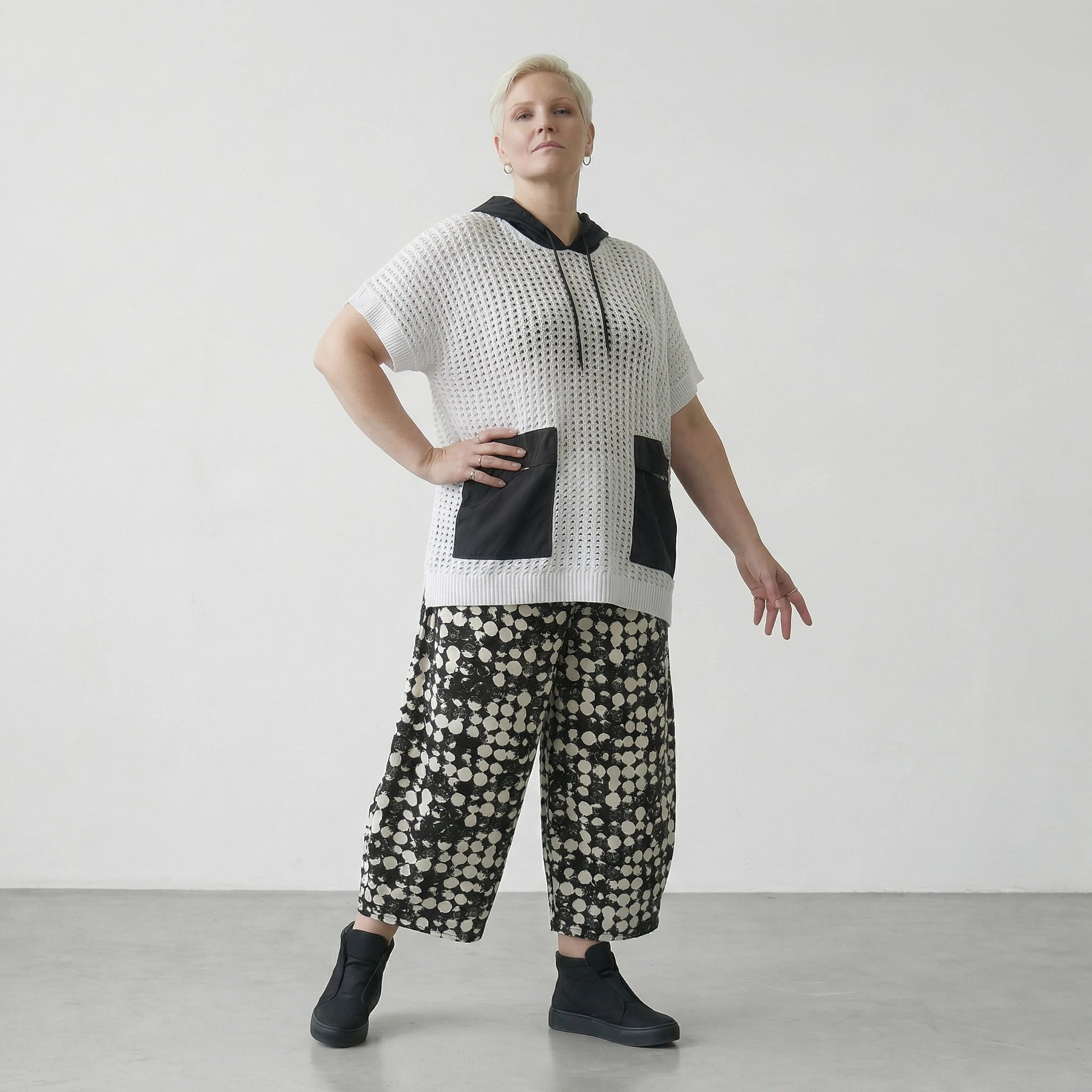 Leichtes Oversize Shirt im exklusiven Lagenlook aus feiner Baumwolle mit Lochstruktur, Weiß/Schwarz