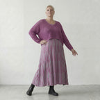 Fein gestrickter Lagenlook Überwurf mit kastiger Oversize Form und luftiger Loch Struktur, Beere