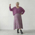 Fein gestrickter Lagenlook Überwurf mit kastiger Oversize Form und luftiger Loch Struktur, Beere