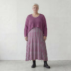 Fein gestrickter Lagenlook Überwurf mit kastiger Oversize Form und luftiger Loch Struktur, Beere