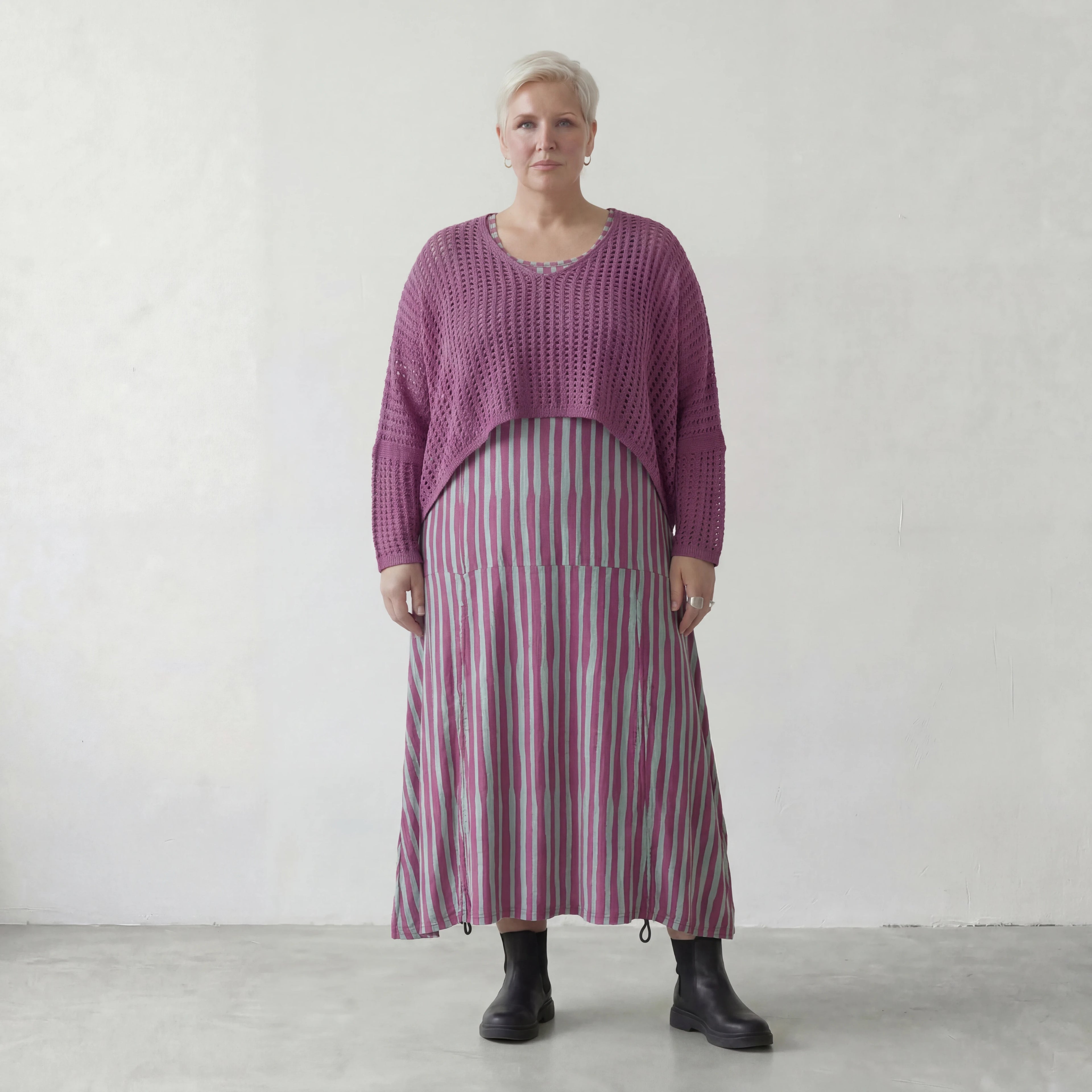 Fein gestrickter Lagenlook Überwurf mit kastiger Oversize Form und luftiger Loch Struktur, Beere