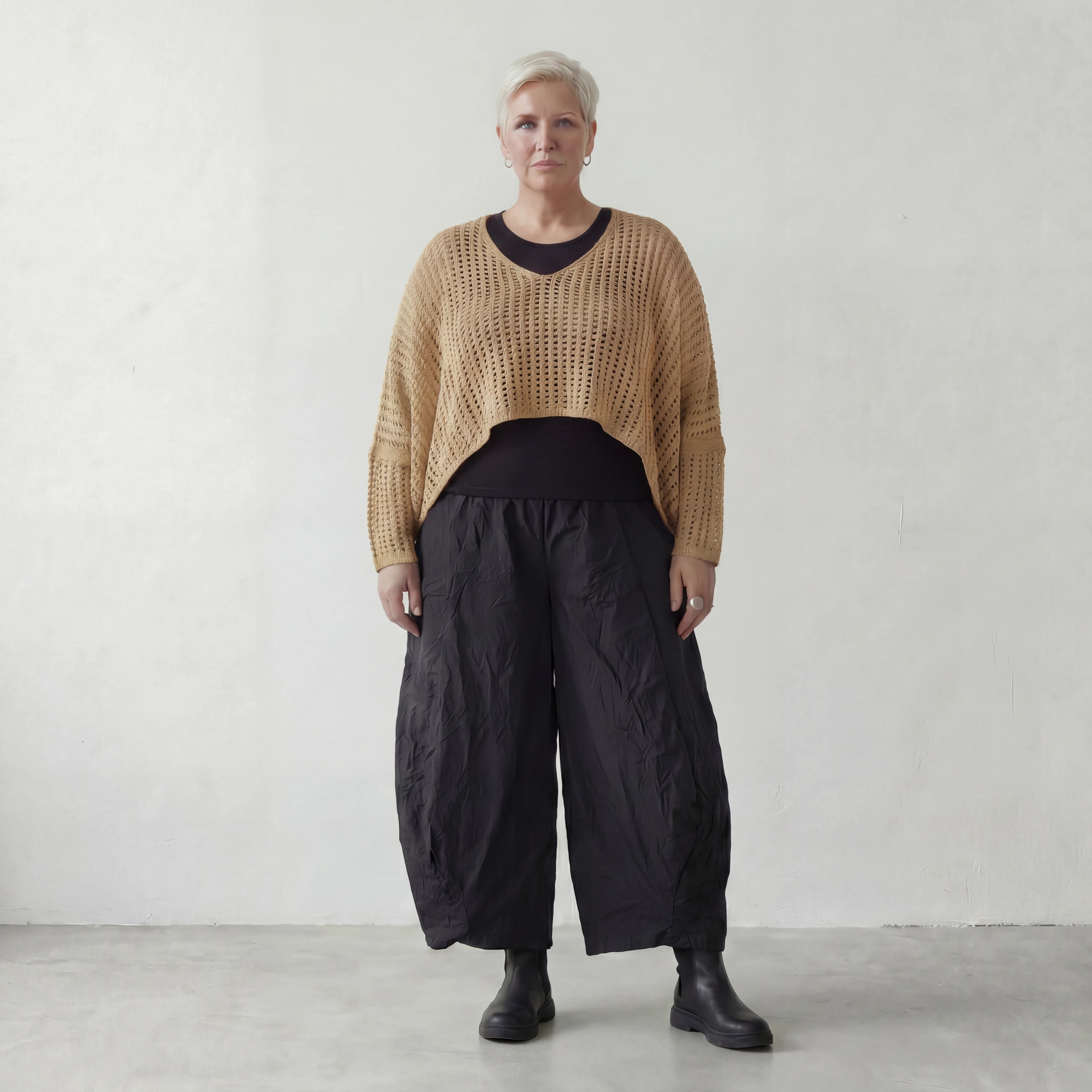 Zeitlos stilvoller Oversize Lagenlook Überwurf aus feiner Baumwolle mit luftiger Lochstruktur, Sand
