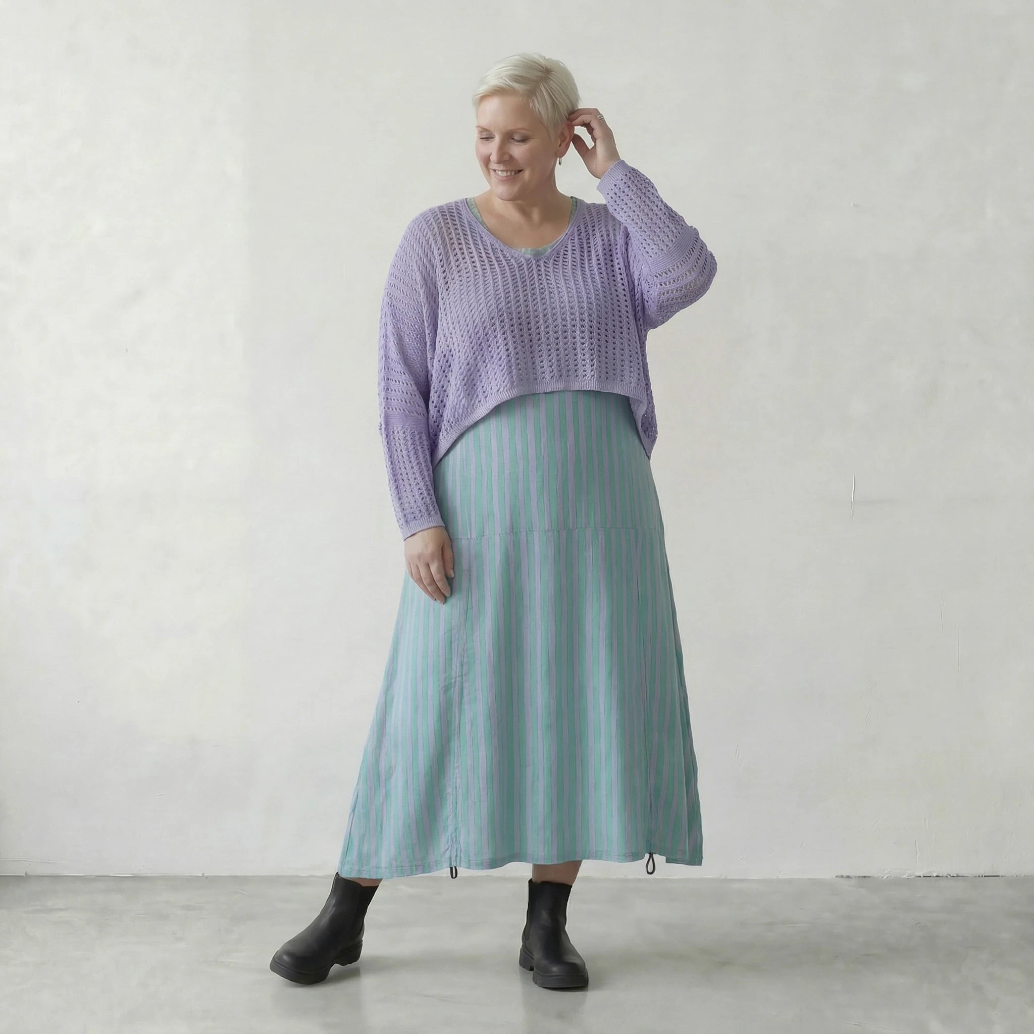 Stilvoller Lagenlook Überwurf aus feiner Baumwolle in kastiger Oversize-Form mit Loch Struktur, Flieder