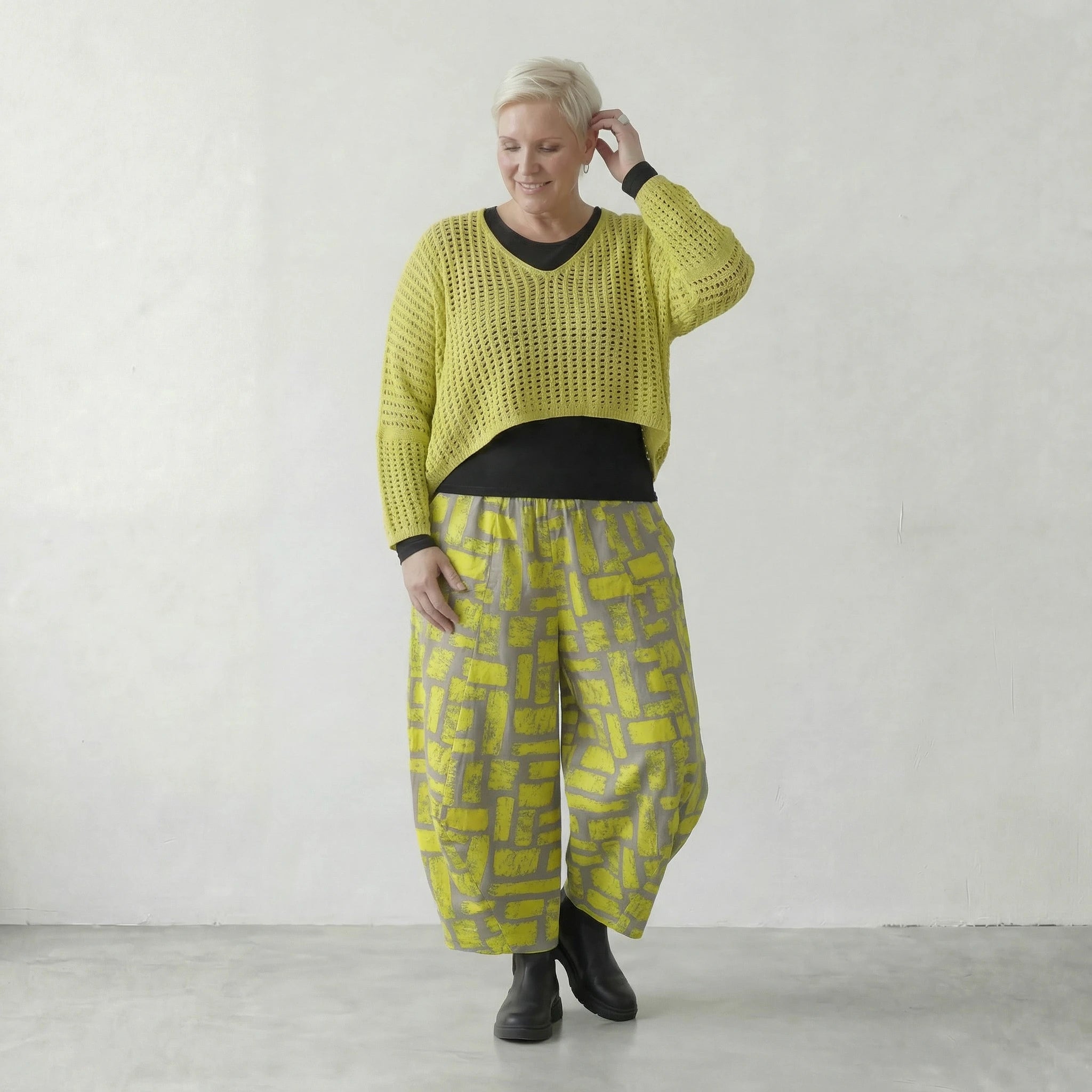 Zeitloser Lagenlook Überwurf aus feinem Strick im ausgefallenen Oversize Design, luftig und leicht, Lime