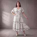 Zeitloses Weiß Schwarz Kleid in legerem Oversize Lagenlook mit A Linie und V Ausschnitt