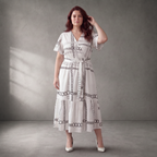 Zeitloses Weiß Schwarz Kleid in legerem Oversize Lagenlook mit A Linie und V Ausschnitt