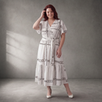 Zeitloses Weiß Schwarz Kleid in legerem Oversize Lagenlook mit A Linie und V Ausschnitt